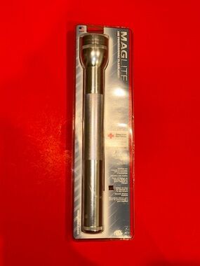 VTG Mag Lite 4 D Cell Silver Flashlight Unopened 2004 S4D106 Model NOS Brand NEW